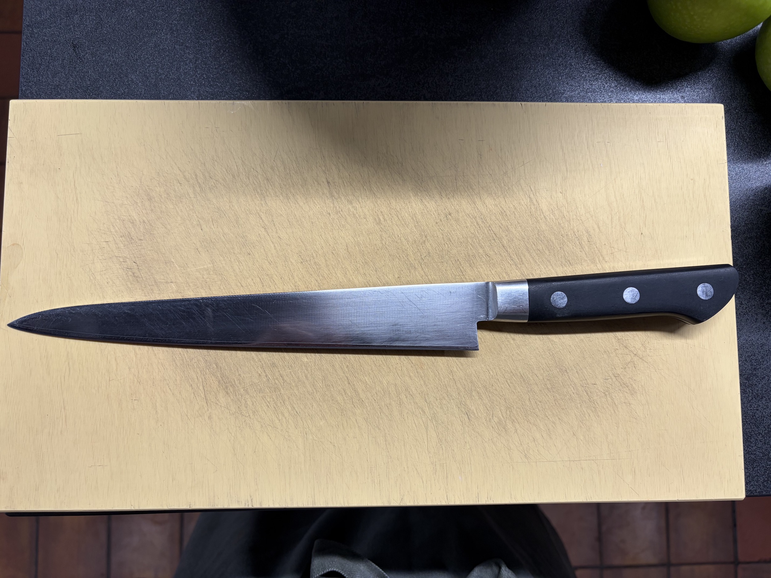 Ewan Waller knife on chopping board