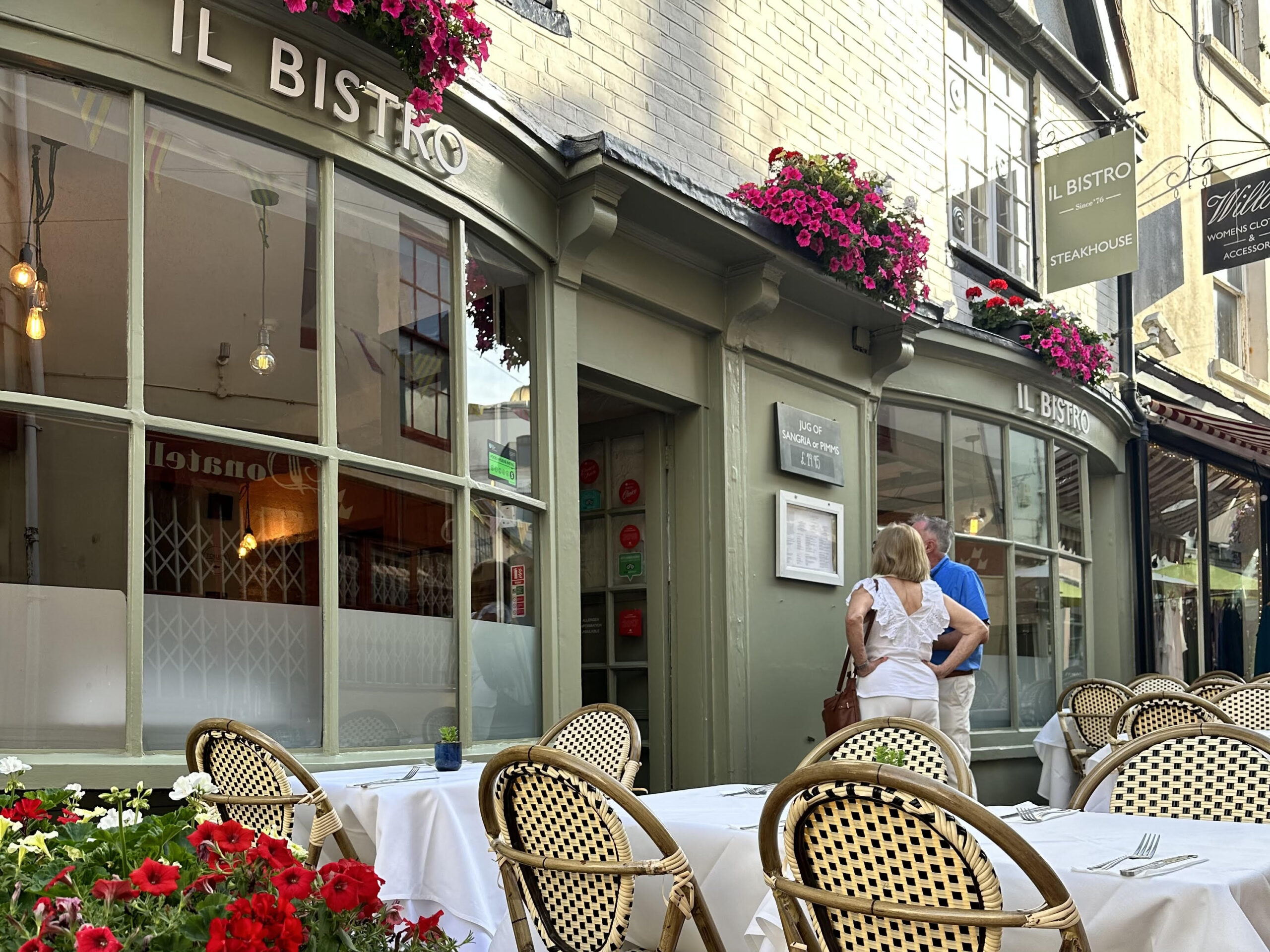 Diners looking into Il Bistro in Brighton's Lanes. Green facade. Voted in the Top 10 Best Restaurants in Brighton in 2026 atthe BRAVO Awards.